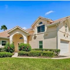 Walk to beach/2 king beds-sleeps 8/Community pools