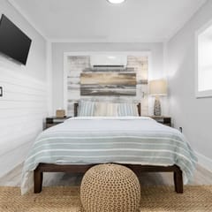 Perfect for 2! Queen Suite - Walk to Beach