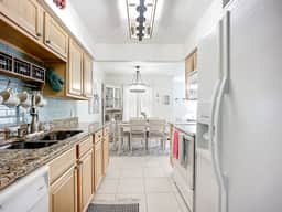 2 bedroom/2 bath | dog-friendly | Walk to beach