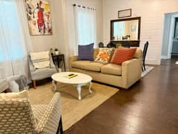 2 bed/1 bath | Walk downtown | dog-friendly