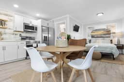 Perfect for 2! Queen Suite - Walk to Beach