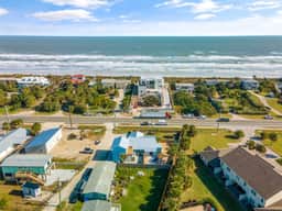 Perfect for 2! Queen Suite - Walk to Beach
