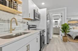 Perfect for 2! Queen Suite - Walk to Beach