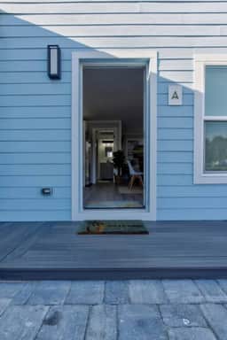 Perfect for 2! Queen Suite - Walk to Beach