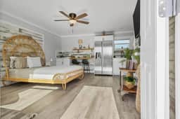 Walk to Beach - Perfect for 2 - Upstairs Suite