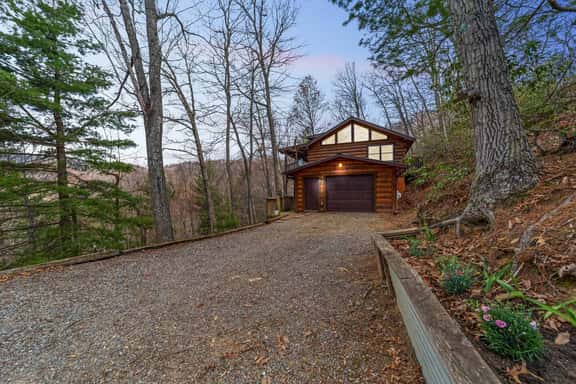 *Family & Dog-Friendly! 3 bedroom/2 bath Cabin - Image 1