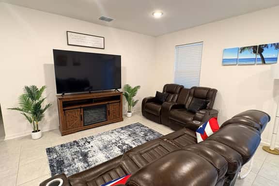 Sleeps 8 | 5 beds | fenced yard - bring your dog! - Image 1