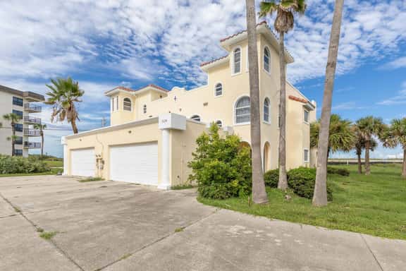 Ocean views | A1A | 4 beds | sleeps 8 - Image 1
