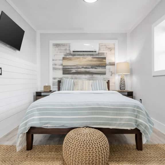 Perfect for 2! Queen Suite - Walk to Beach - Image 1