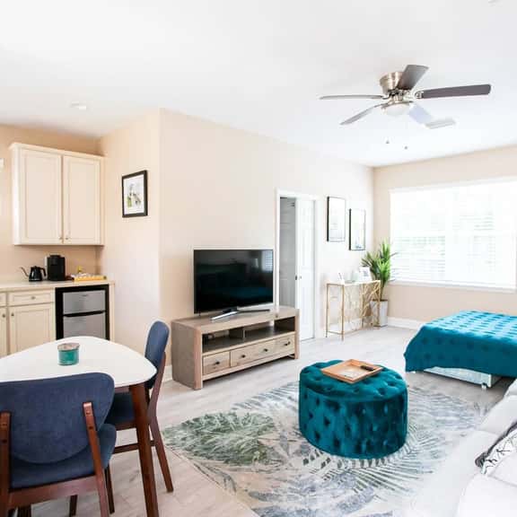 Perfect for 2 with Kitchenette | King Bed | WGV - Image 1