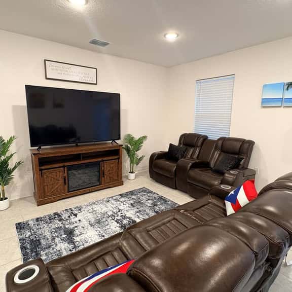 Sleeps 8 | 5 beds | fenced yard - bring your dog! - Image 1