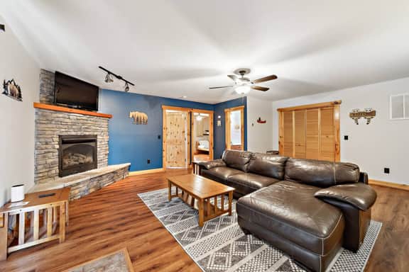 *Family & Dog-Friendly! 3 bedroom/2 bath Cabin
