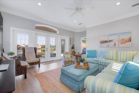 Walk to beach/2 king beds-sleeps 8/Community pools