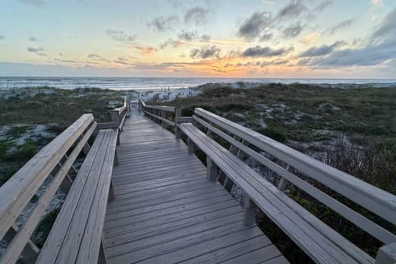 Walk to beach/2 king beds-sleeps 8/Community pools
