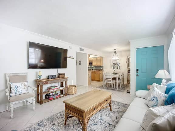 2 bedroom/2 bath | dog-friendly | Walk to beach