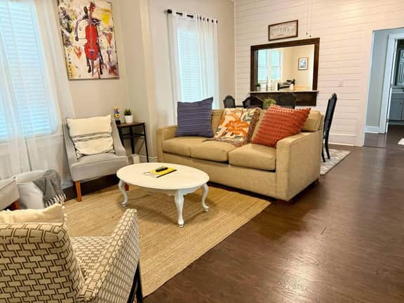 2 bed/1 bath | Walk downtown | dog-friendly