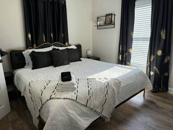 History Vibes | Walk Downtown | 3 bed/1 bath