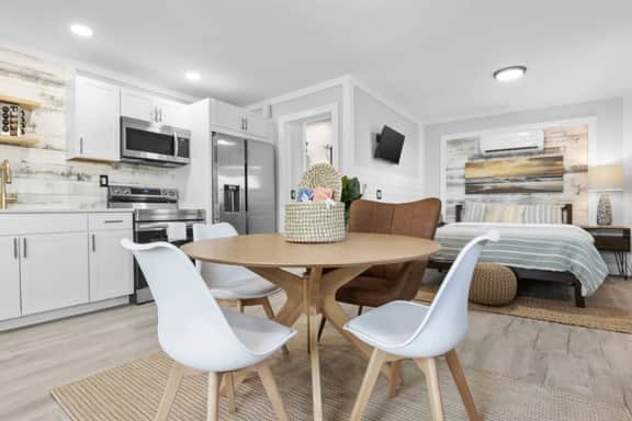 Perfect for 2! Queen Suite - Walk to Beach