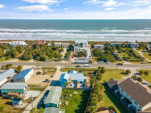 Perfect for 2! Queen Suite - Walk to Beach