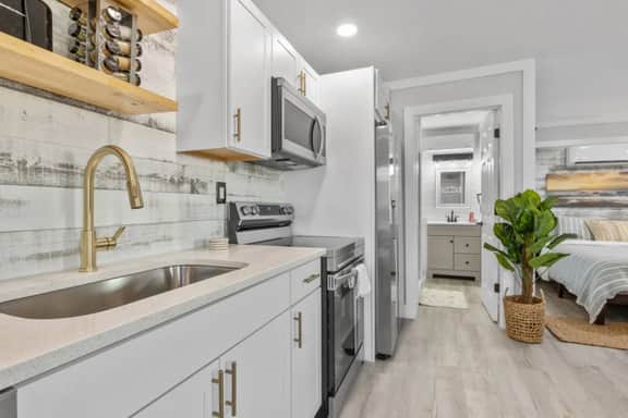 Perfect for 2! Queen Suite - Walk to Beach
