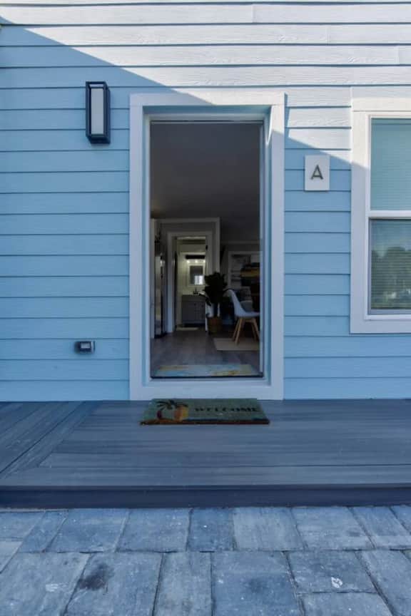 Perfect for 2! Queen Suite - Walk to Beach