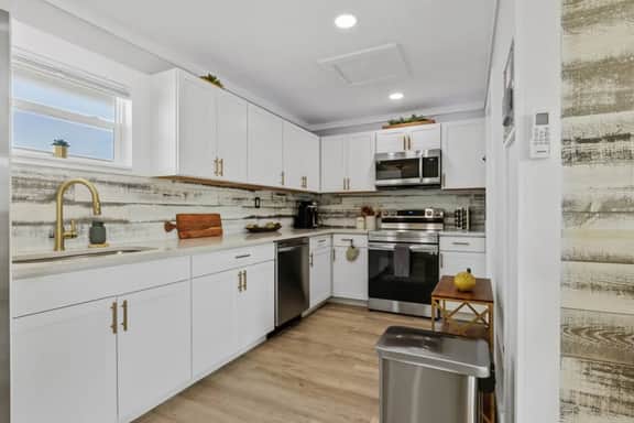 Walk to Beach - Perfect for 2 - Upstairs Suite