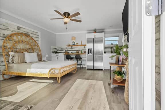 Walk to Beach - Perfect for 2 - Upstairs Suite