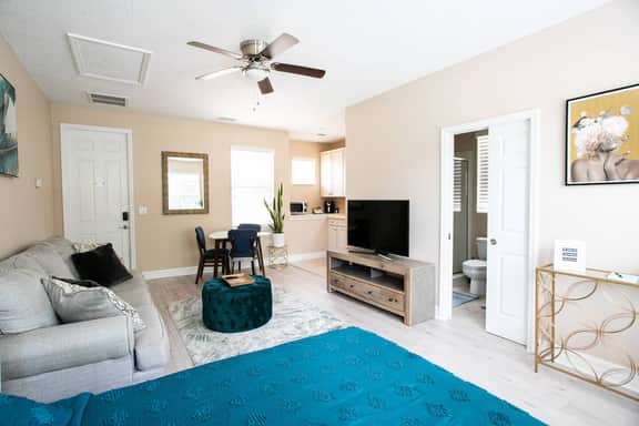 R & R Loft - WGV - Studio Apt with Kitchenette