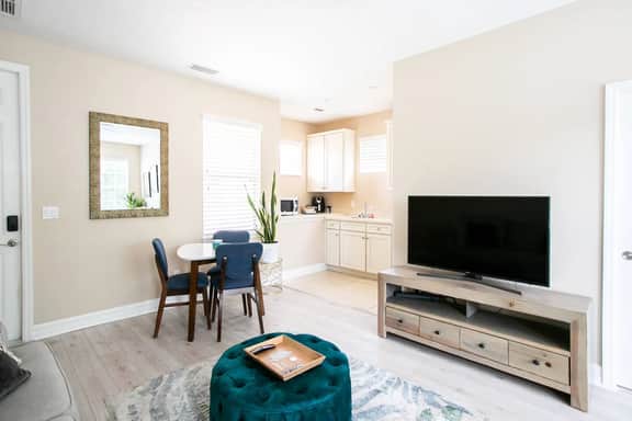 R & R Loft - WGV - Studio Apt with Kitchenette
