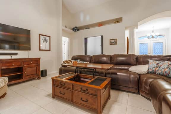 Poolside paradise, family friendly, chef's kitchen
