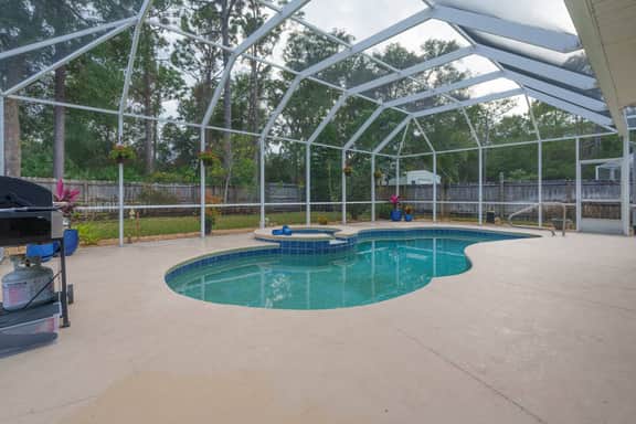 Poolside paradise, family friendly, chef's kitchen