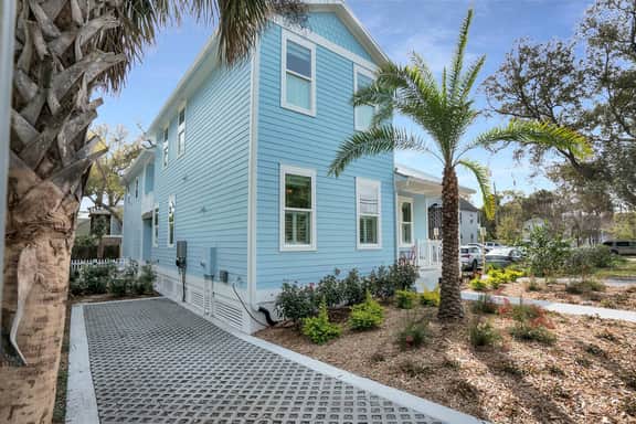 *Luxury downtown | 3 bed, 3.5 bath | park onsite