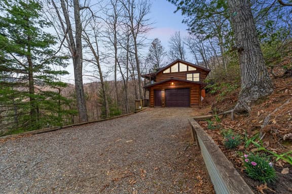 *Family & Dog-Friendly! 3 bedroom/2 bath Cabin