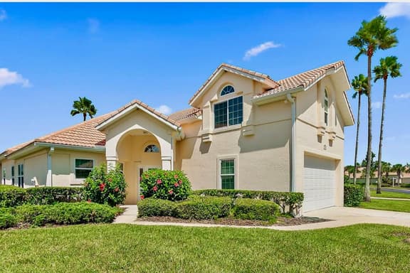 Walk to beach/2 king beds-sleeps 8/Community pools