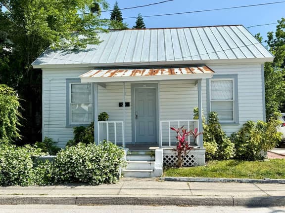 2 bed/1 bath | Walk downtown | dog-friendly