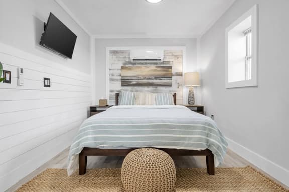 Perfect for 2! Queen Suite - Walk to Beach