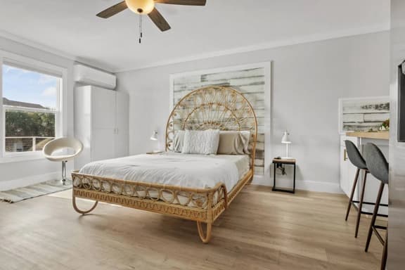 Walk to Beach - Perfect for 2 - Upstairs Suite