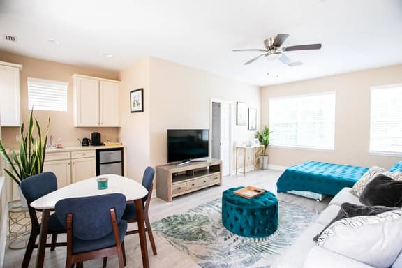 R & R Loft - WGV - Studio Apt with Kitchenette