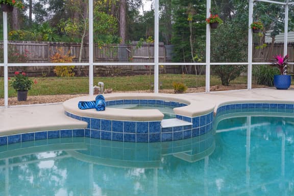 Poolside paradise, family friendly, chef's kitchen