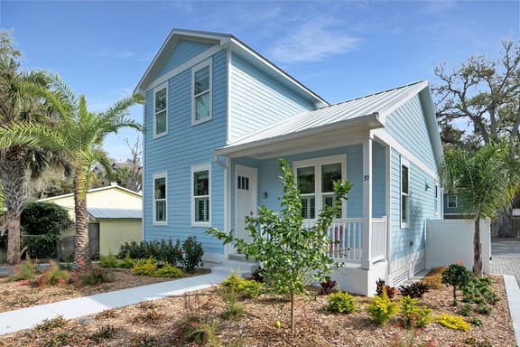 *Luxury downtown | 3 bed, 3.5 bath | park onsite